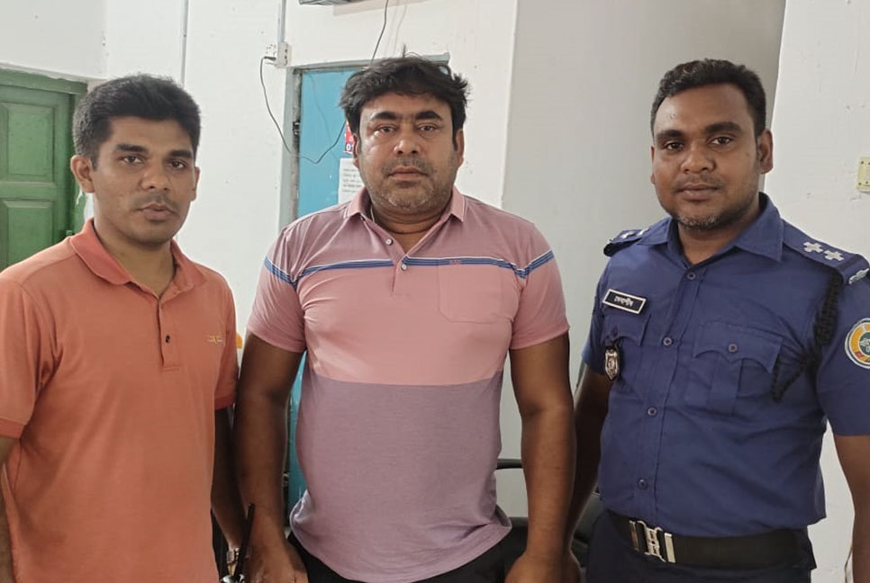 ধর্ষণ মামলার আসামি পুঠিয়া পৌরসভার মেয়র বরগুনা থেকে গ্রেফতার