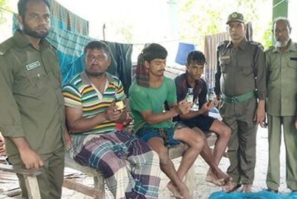 খালে বিষ দিয়ে মাছ শিকার, আটক ৩