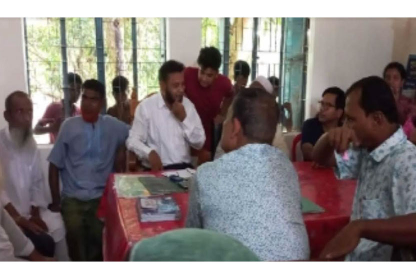 সিরাজগঞ্জে শিক্ষা কার্যক্রম বন্ধ রেখে বিদ্যালয়ে সালিসি বৈঠক