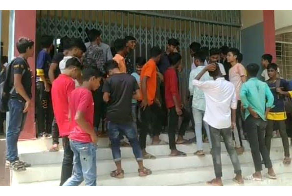 খেলার দাবিতে স্কুলে তালা!