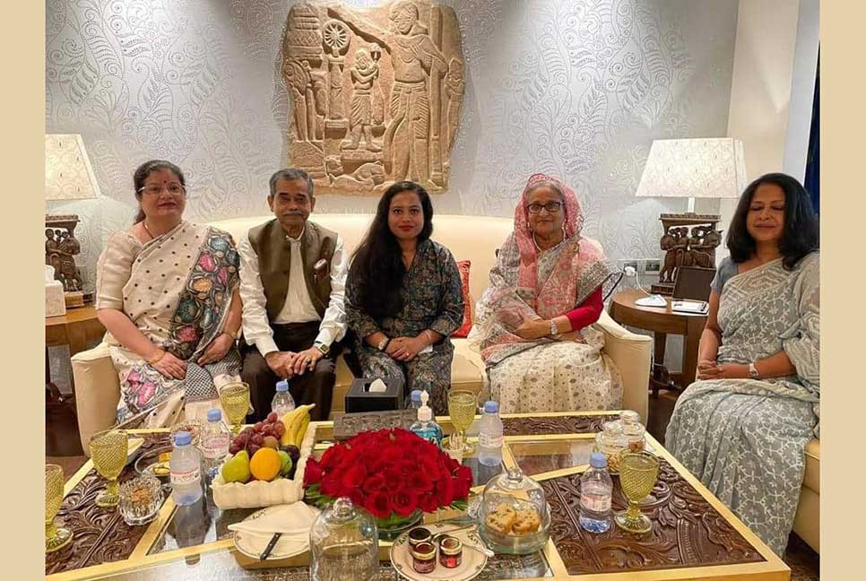 প্রধানমন্ত্রীর সঙ্গে প্রণব মুখার্জির পরিবারের সদস্যদের সাক্ষাৎ

