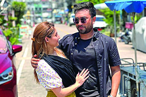 দুজনের ঘনিষ্ঠ স্থিরচিত্র ভাইরাল