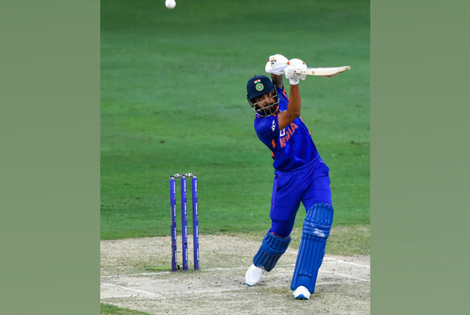কোহলি-রাহুলের অর্ধশতকে বড় সংগ্রহের পথে ভারত