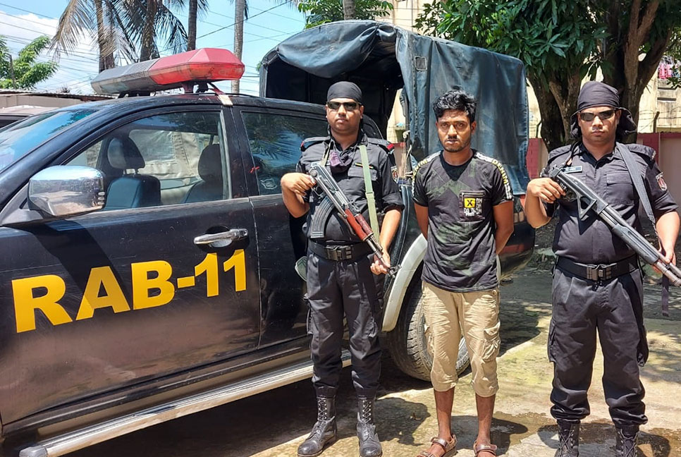 ওষুধ পরিবহনের আড়ালে ফেনসিডিল-গাঁজা বহন, আটক ১