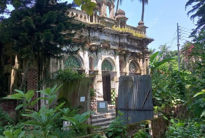 অবহেলায় বিপন্ন এক জমিদার বাড়ির গল্প 