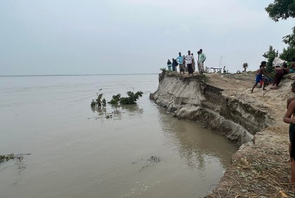 সিরাজগঞ্জে ভাঙনে বিলীন হচ্ছে ফসলি জমি ও বসতভিটা