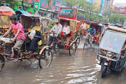 বগুড়া শহরে সামান্য বৃষ্টিতে সড়কে হাঁটু পানি, দুর্ভোগ  
