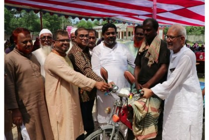 টাঙ্গাইলে অসহায় ও দুস্থ মানুষের মাঝে সেলাই মেশিন, হুইল চেয়ার এবং ভ্যান বিতরণ
