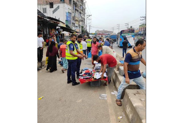 কালিয়াকৈরে ঢাকা-টাঙ্গাইল মহাসড়কে অবৈধ দোকানপাট উচ্ছেদ অভিযান 
