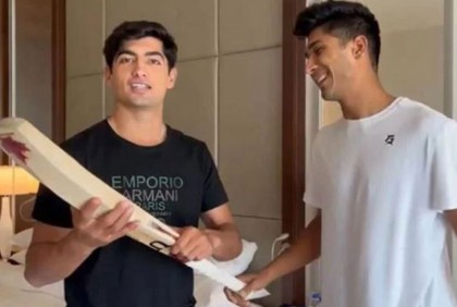 দুই ছক্কা মারা সেই ব্যাট নিলামে তুলবেন নাসিম