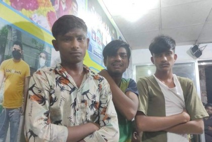 সিদ্ধিরগঞ্জে দেশীয় অস্ত্রসহ তিন ছিনতাইকারী গ্রেফতার 