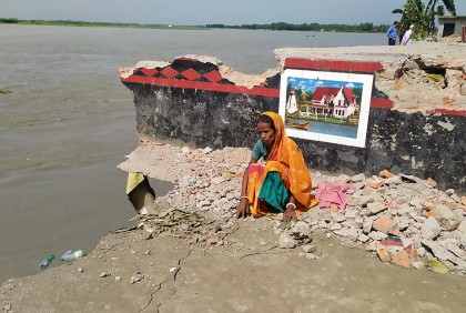 মুন্সীগঞ্জে পদ্মায় ভাঙন, নিঃস্ব শতশত পরিবার