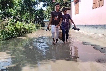 আখাউড়ায় সামান্য বৃষ্টিতেই রাস্তায় জলাবদ্ধতা, ভোগান্তি
