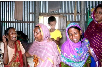 উল্লাপাড়ায় বজ্রপাতে মৃতদের পরিবার শোকে স্তব্ধ