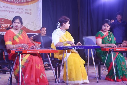শিল্পকলায় হাওয়াইয়ান গিটারের সুরে মুগ্ধ দর্শকরা