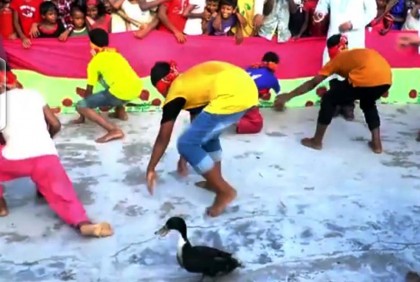 গ্রামবাংলার জনপ্রিয় হাঁস খেলায় উপচে পড়া ভিড়
