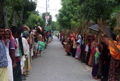 ২ ভাইকে হত্যার প্রতিবাদে ও দোষীদের শাস্তির দাবিতে মানববন্ধন