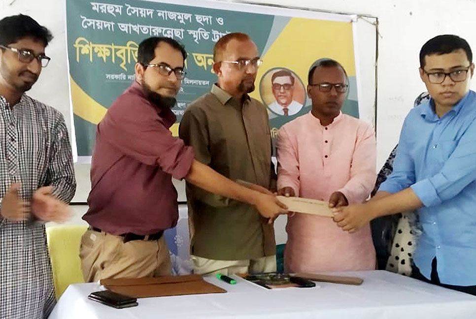 বগুড়ায় মেধাবী শিক্ষার্থীদের বৃত্তি প্রদান