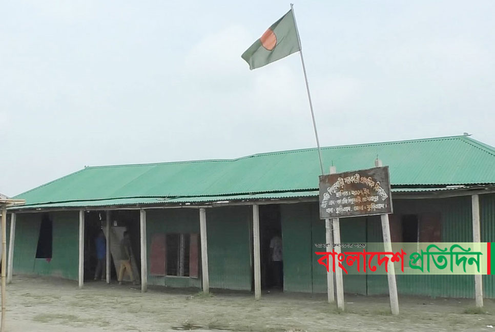শিক্ষিকার কাণ্ড; বিয়ে না করেও সন্তান দেখিয়ে তুলছেন ভাতা!