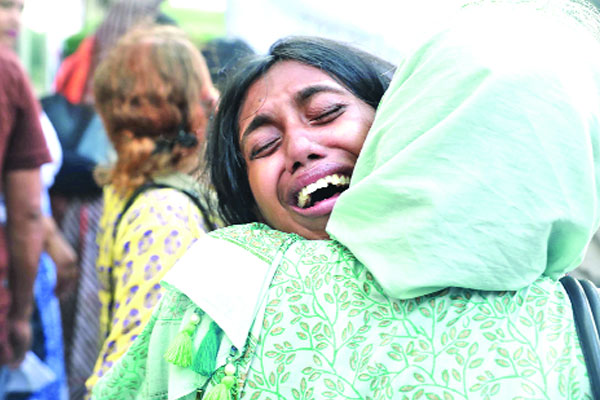 বাসা থেকে নিখোঁজ গৃহবধূর সন্ধান চান মেয়েসহ পরিবার