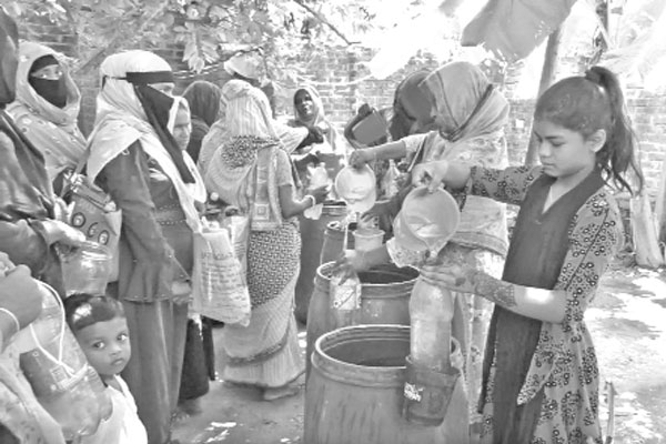 টিউবওয়েলের পানি পানে রোগমুক্তির গুজব