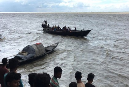 পদ্মা নদীতে নৌকাডুবিতে তিনজনকে জীবিত উদ্ধার