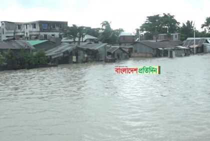 বরিশালের লোকালয়ে ঢুকছে পানি, বৃষ্টি অব্যাহত