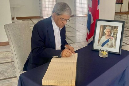 ব্রিটিশ রানির মৃত্যুতে শোক বইয়ে স্বাক্ষর ও শোক বাণী হস্তান্তর মির্জা ফখরুলের 