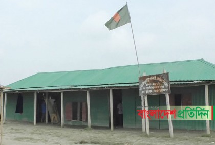 শিক্ষিকার কাণ্ড; বিয়ে না করেও সন্তান দেখিয়ে তুলছেন ভাতা!