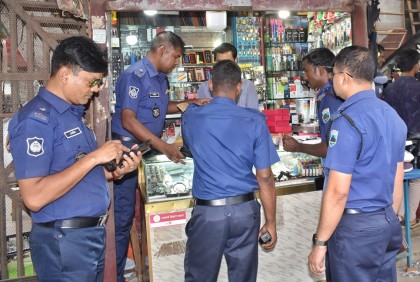 বগুড়ায় বার্মিজ চাকু বিক্রি বন্ধে পুলিশের অভিযান