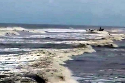 বঙ্গোপসাগর উত্তাল, ফিরতে শুরু করেছে জেলেরা