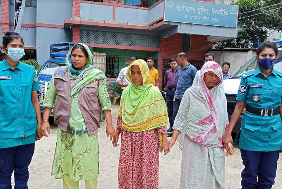 তিন হত্যাকাণ্ডে জড়িত থাকার অভিযোগে ২ নারী গ্রেফতার 