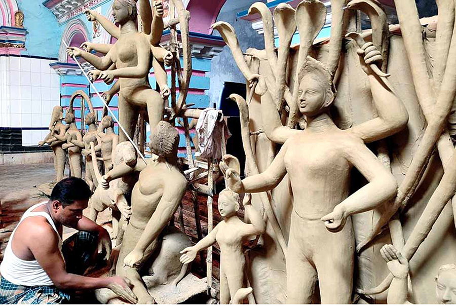 বগুড়ায় প্রতিমা তৈরিতে ব্যস্ত কারিগররা