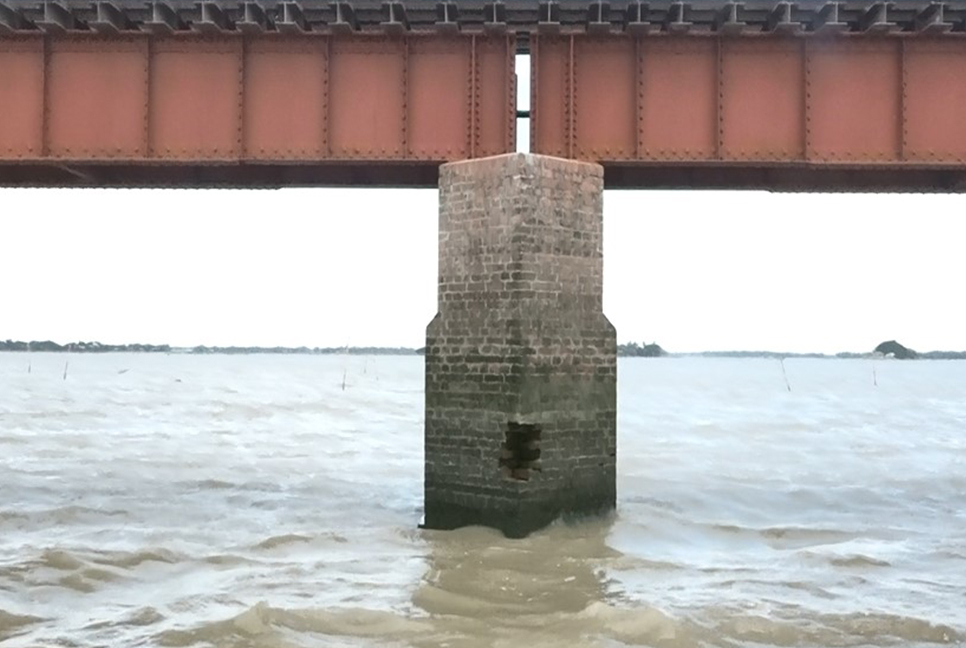 রেলসেতুর পিলারে ফাটল, ঝুঁকি নিয়ে চলছে ট্রেন