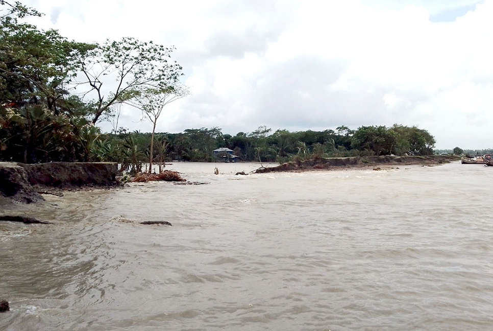 সাগর উত্তাল, মাছ ধরা বন্ধ: তলিয়ে গেছে গ্রাম