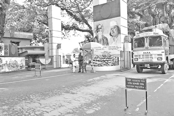সিন্ডিকেটমুক্ত বাংলাদেশি ব্যবসায়ীরা গতি ফিরেছে বেনাপোল বন্দরে