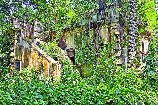 অবহেলায় পনে তিনানী জমিদারবাড়ি