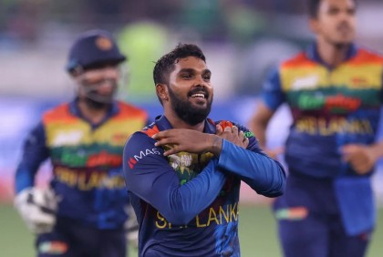 রিজওয়ানের দুঃখের রাতে টুর্নামেন্ট সেরার পুরস্কার হাসারাঙ্গার হাতে!