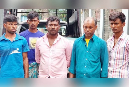 বগুড়ায় নদীতে অবৈধভাবে বালু উত্তোলন, আটক ৫