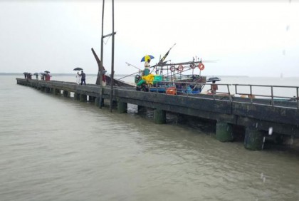 মনপুরায় ট্রলার ডুবি, ৬ জেলেকে জীবিত উদ্ধার