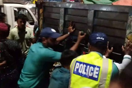 রেল ক্রসিংয়ে আটকা পড়া পিকআপ যেভাবে উদ্ধার করল পুলিশ 