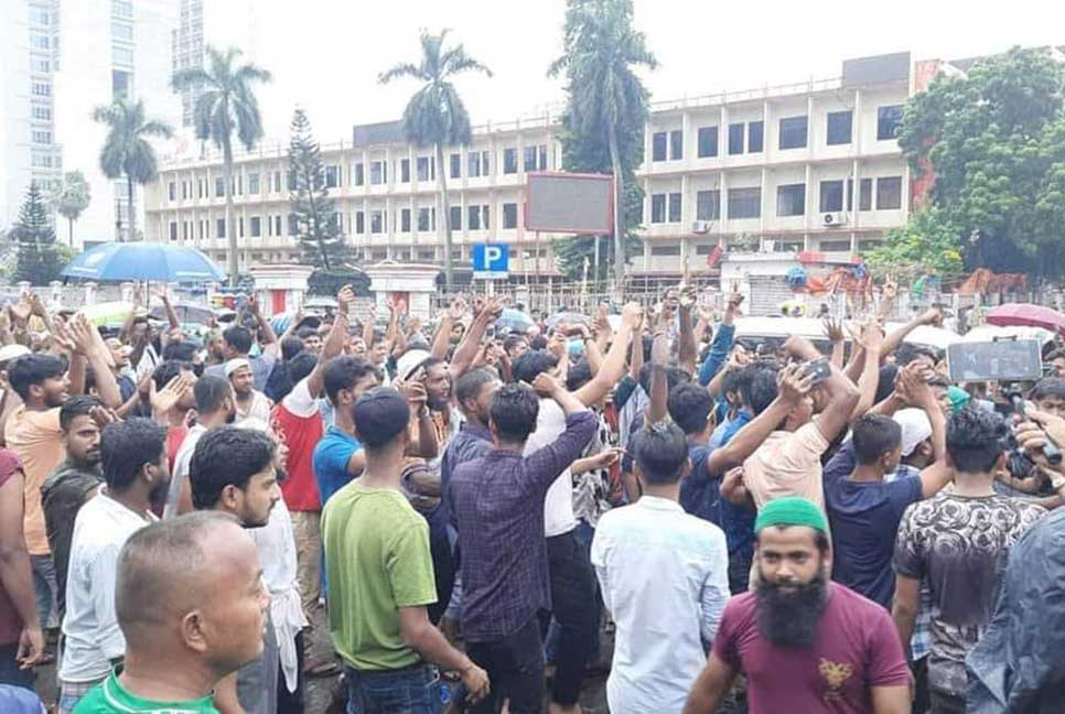 গুলিস্তানে উচ্ছেদ অভিযান শুরু হতেই সড়ক অবরোধ করে হকারদের বিক্ষোভ

