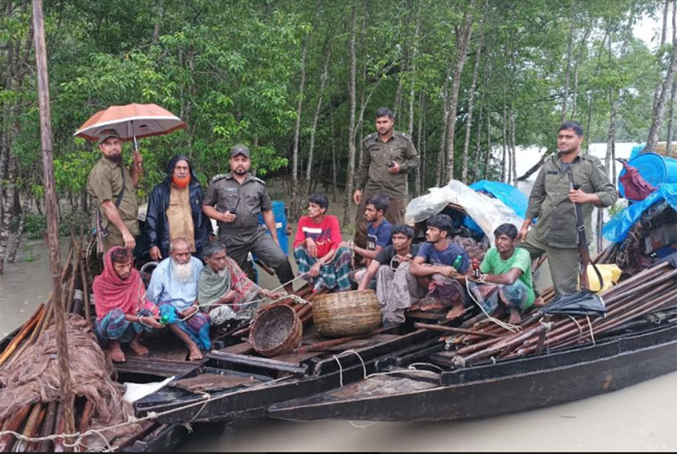 সুন্দরবনে বিষ দিয়ে মাছ আহরণকালে ৮ জেলে আটক