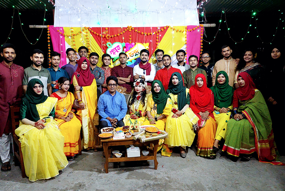 বৃষ্টিস্নাত রাতে ক্যাম্পাসেই বেরোবি শিক্ষার্থীর ‘গায়ে হলুদ’