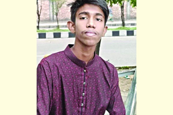 ধাক্কার পর দ্রুত চলে যায় গাড়ি