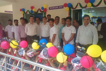 সুনামগঞ্জে বন্যায় ক্ষতিগ্রস্ত শিক্ষার্থীদের বাইসাইকেল উপহার