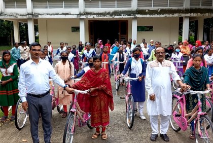 ঠাকুরগাঁওয়ে ছাত্রছাত্রীদের মাঝে সাইকেল ও শিক্ষাবৃত্তি বিতরণ