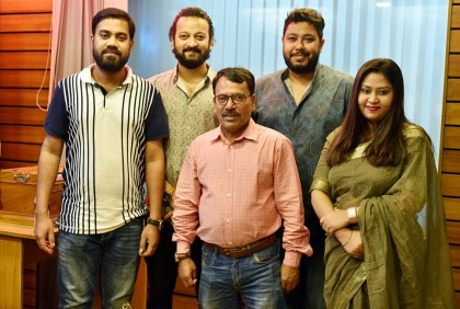 চাদরের গানে তারা