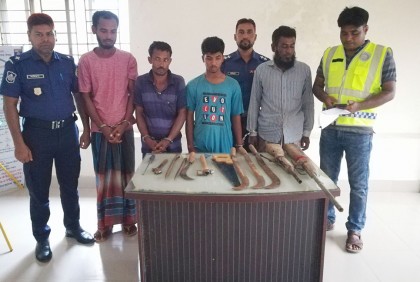 বরগুনায় ডাকাতির প্রস্তুতির সময় দেশীয় অস্ত্রসহ আটক ৪