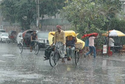 সাতক্ষীরায় দিনভর গুঁড়ি গুঁড়ি বৃষ্টি, জনদুর্ভোগ চরমে